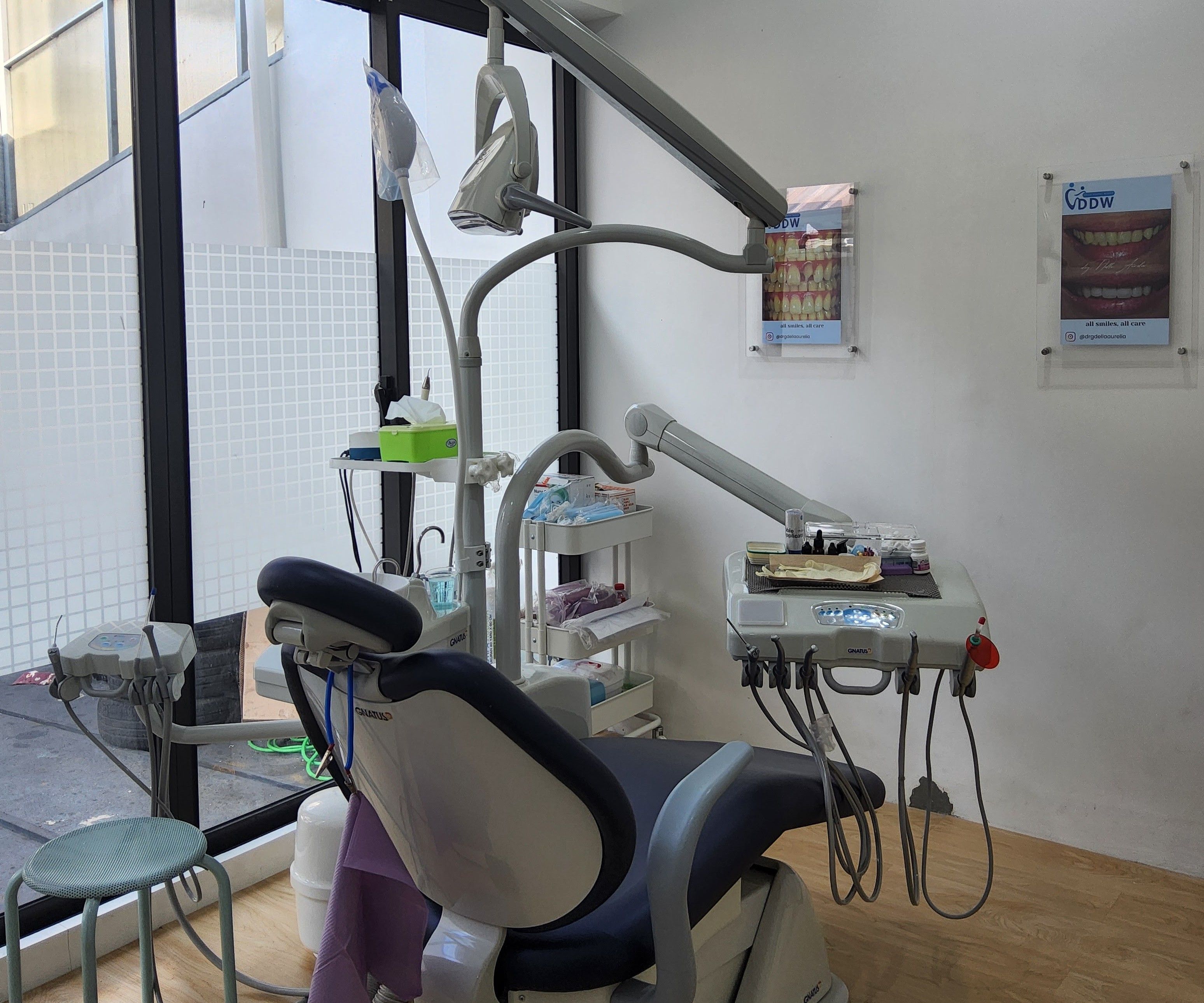 Ruang perawatan Della Dental Works dengan kursi dan peralatan kedokteran gigi