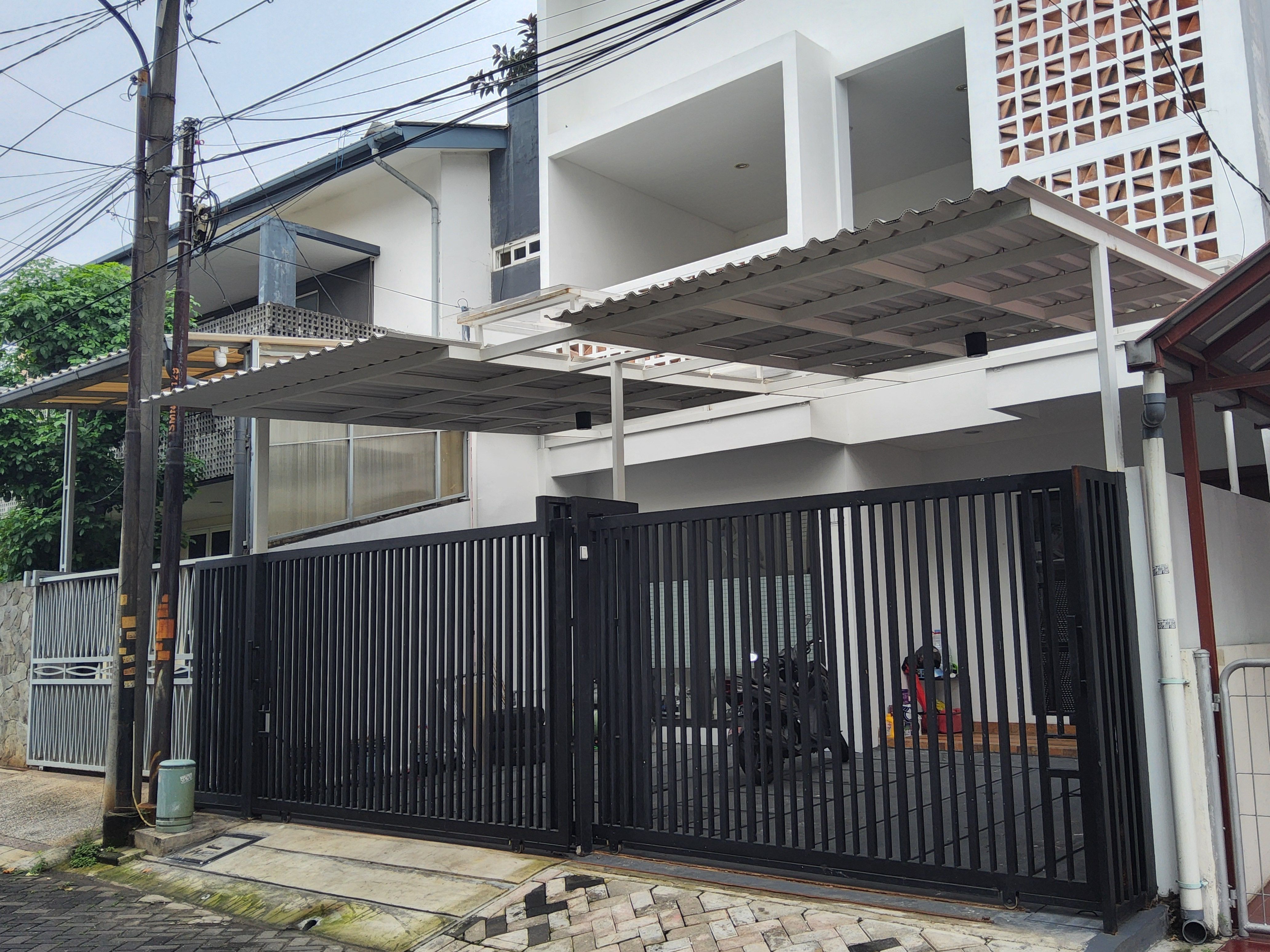 Tampak depan Della Dental Works di Taman Semanan Indah